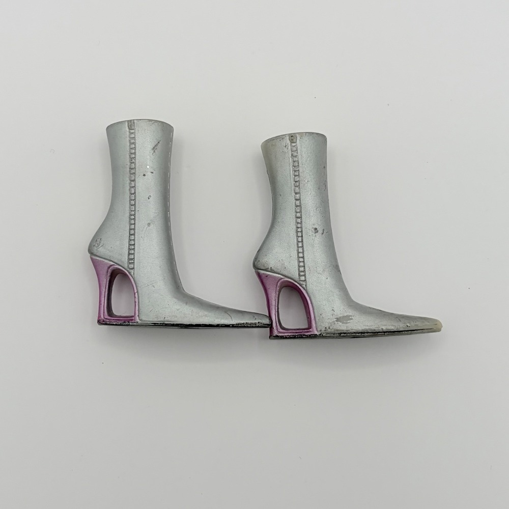Live In Concert Yasmin Bratz Girlz Doll Shoes Silver Boots Only - Picture 2 of 2